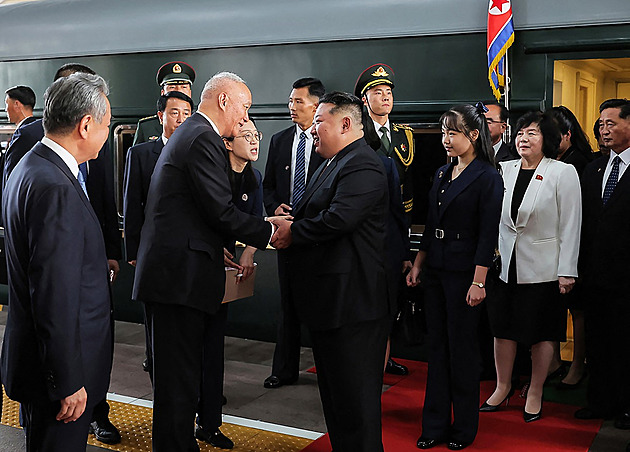 Kim vzal dceru na první zahraniční cestu, Číňané ji vítali jako jeho nástupkyni