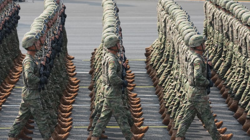 OBRAZEM: Čína na obří vojenské přehlídce ukázala svůj arzenál. Dohání USA, varuje expert