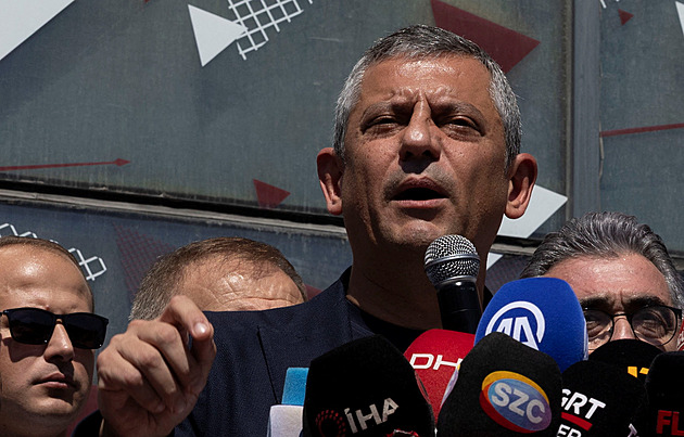 Turecká policie znovu zatýkala členy opozice. Je to soudní puč, hřímá šéf CHP