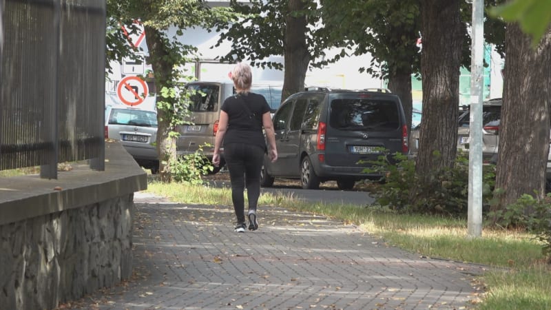 Riskantní manévr řidiče v Ústí zachytilo video. Jízdou po chodníku ohrozil ženu, nechápe expert