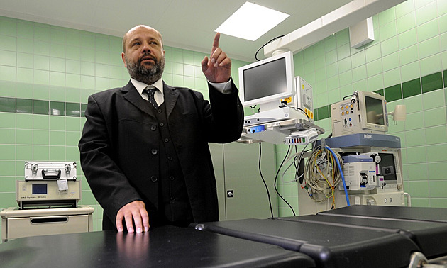 Ředitel vinohradské nemocnice rezignoval, kontrola odhalila pochybení u smluv