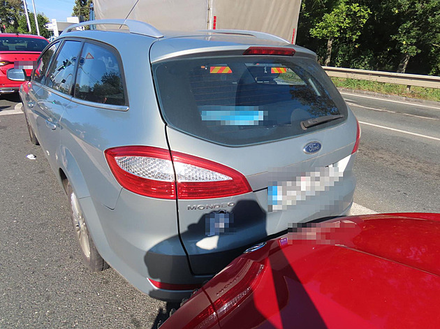 Opilá řidička nabourala ve špičce na okruhu v Hradci dvě auta, zkusila ujet