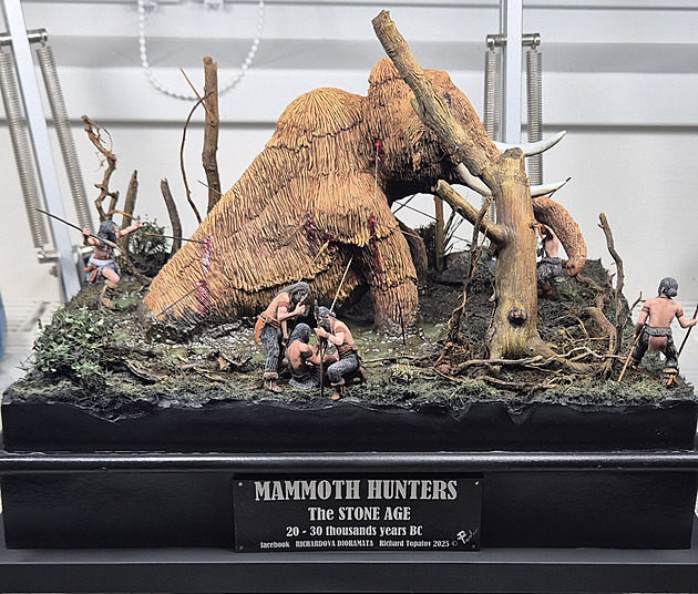 Diorama z doby, kterou nikdo nepamatuje. Lovci mamutů jsou převlečení indiáni