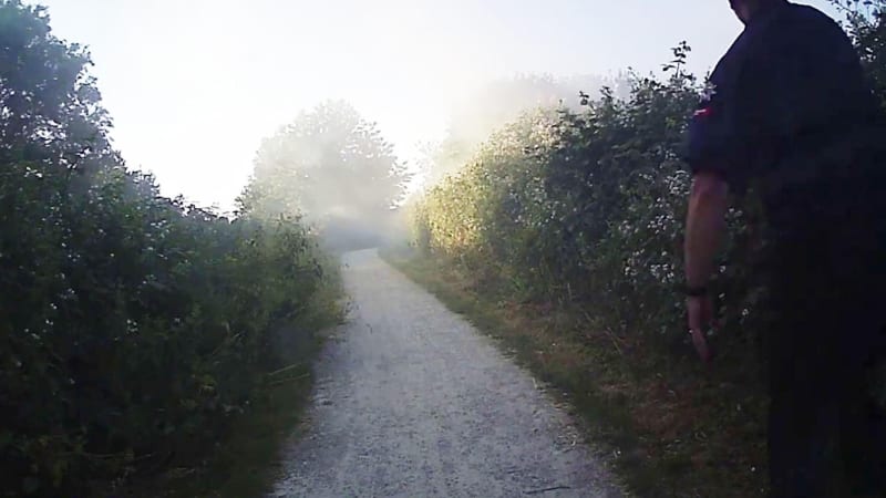 Postižený youtuber si točil v Anglii požár a hasič mu zahodil mobil. Soud řeší vyhazov z práce