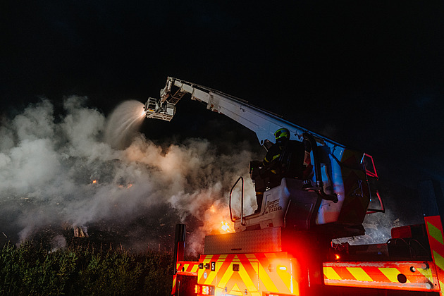 Ve Vrbně pod Pradědem vzplála střecha rodinného domu, škoda 10 milionů