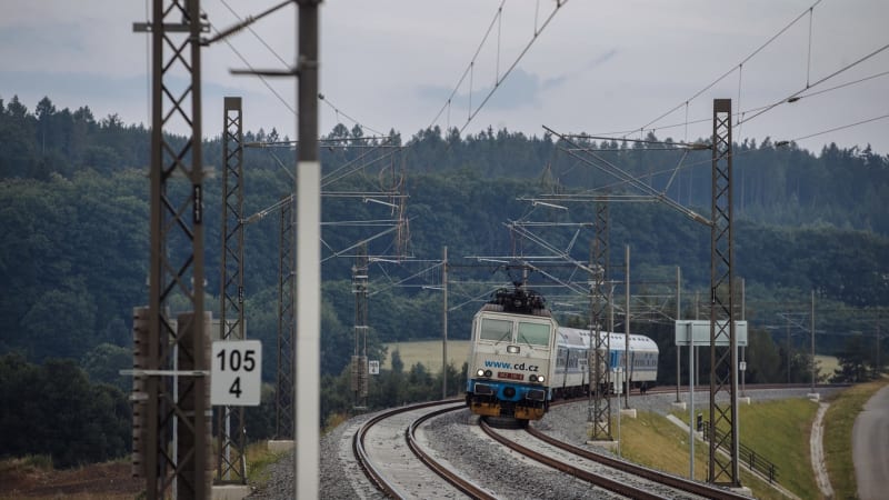 Vlak u Tábora usmrtil člověka, provoz stojí. Rychlík Vltava může nabrat tři hodiny zpoždění