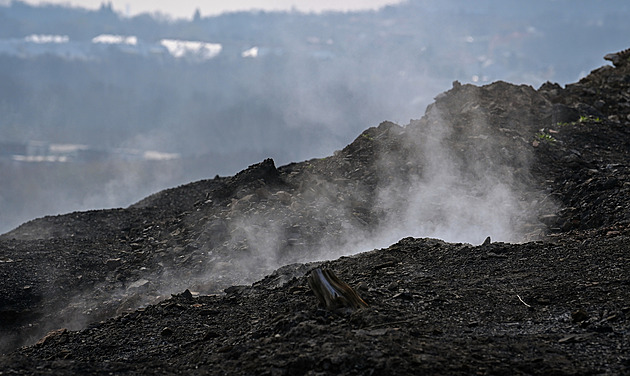 KOMENTÁŘ: Heřmanická halda hoří a stát přihlíží ekologickému barbarství
