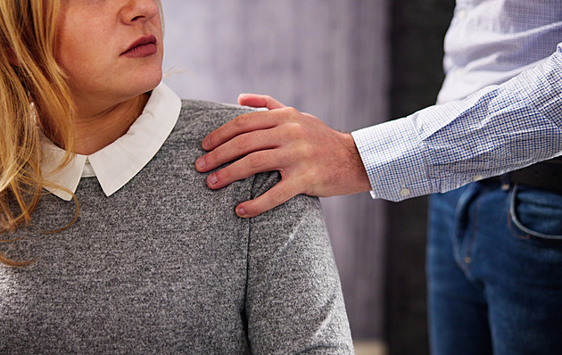 Už o tom nemluvte, řekl nově zvolený japonský radní obviněný z 99 obtěžování