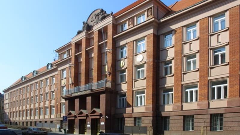 Zásah detektivů na krajském úřadě v Plzni. V hledáčku je firma, která opravuje městské lázně