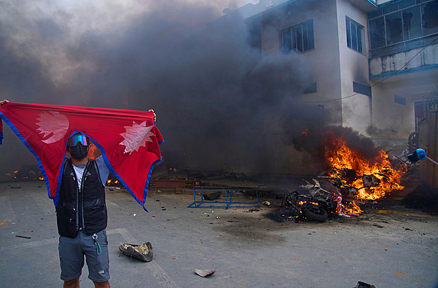 V Nepálu hoří parlament, politiky evakuují helikoptéry. Premiéra smetl zákaz sítí