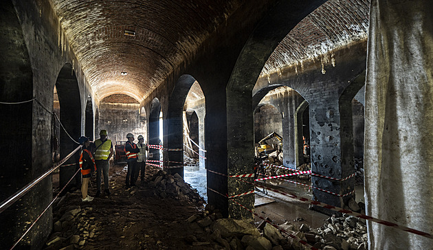 Stavba centra Hydropolis na Vinohradech pokračuje, dno vodojemu zpestří obří vana