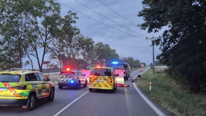 Čtyři lidé zemřeli po srážce osobních aut na Trutnovsku. Další člověk je těžce zraněný