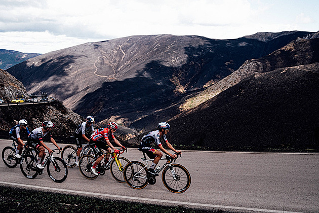Špatný den, řekl Vingegaard po průjezdu spálenou zemí. Souhlas, přitakal Almeida