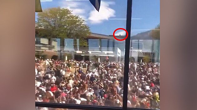 Vyšetřovatelé mají záběry střelce na Kirka. Našli pušku a další stopy