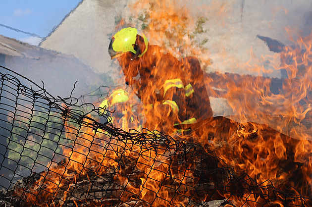 Požárů letos výrazně přibylo. Na vině jsou neopatrnost i moderní technologie