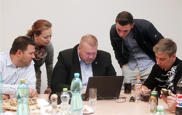 Pracují pro město a kraj, mají dvě placené funkce. A chtějí se stát i poslanci