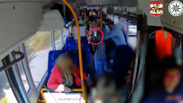 VIDEO: Opilec vytáhl nůž na cestující v autobuse, pohotový muž ho zpacifikoval