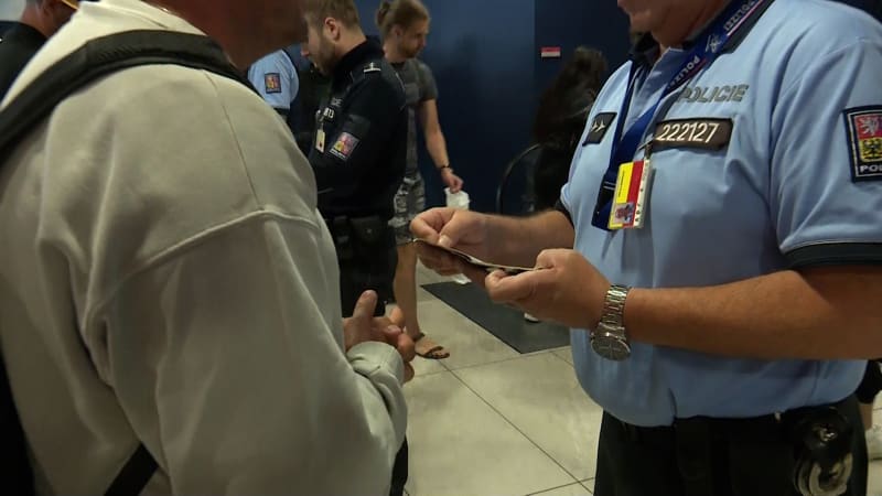Migranty lákají do Prahy levné letenky. Policejní kontroly na letišti se dotýkají i turistů