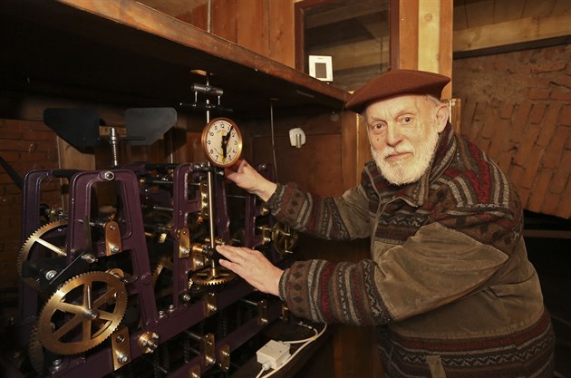 Kdo poprvé posunul ručičky a proč. Jak se z úsporného opatření stala tradice