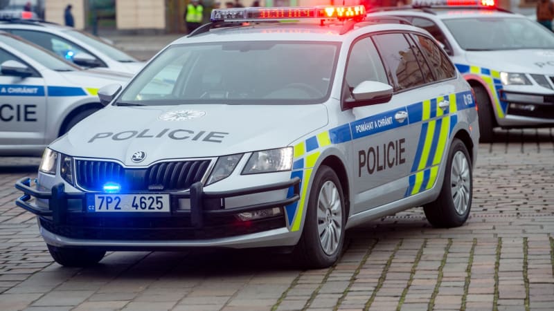 Stopa v případu výhrůžek otravy ricinem: Policie pátrá po několika lidech, zveřejnila fotky