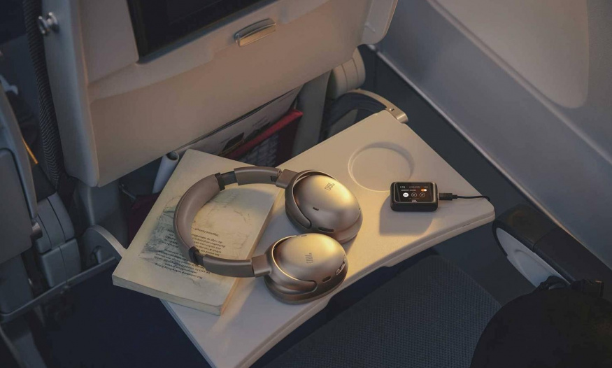 Soutěž: vyhrajte špičková sluchátka JBL Tour One M3 včetně Smart TX s barevným displejem!