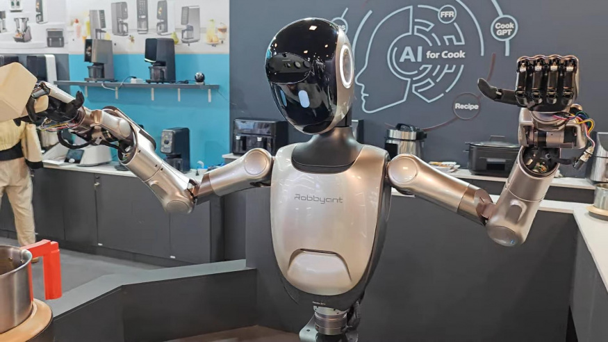 Humanoid od Tesly má v Číně vyzývatele. Klidně může do kuchyně, zatím ale vaří pomalu