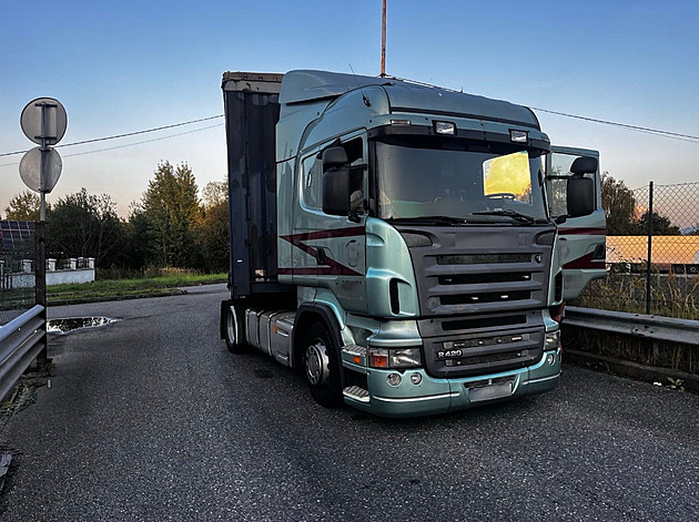 Za volantem dva dny bez odpočinku. Řidič kamionu během jízdy podváděl