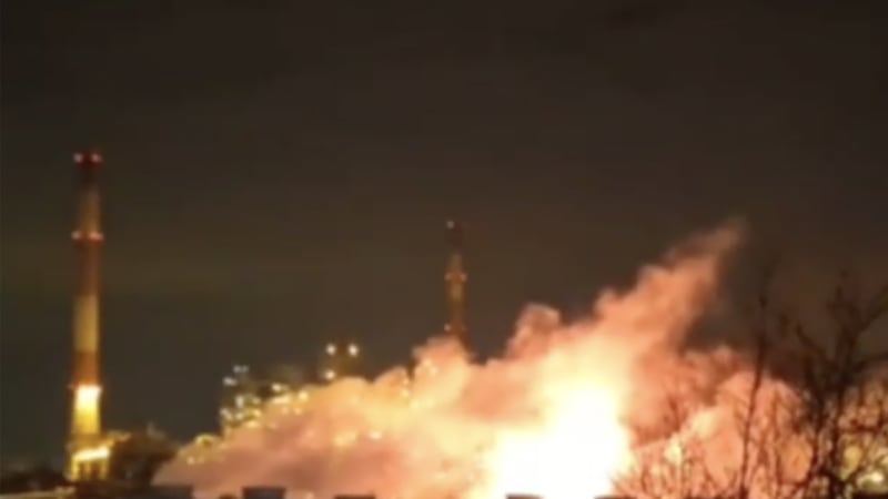Exploze a požár. V Rusku vzplála další rafinerie, desítky dronů útočily i na jiných místech
