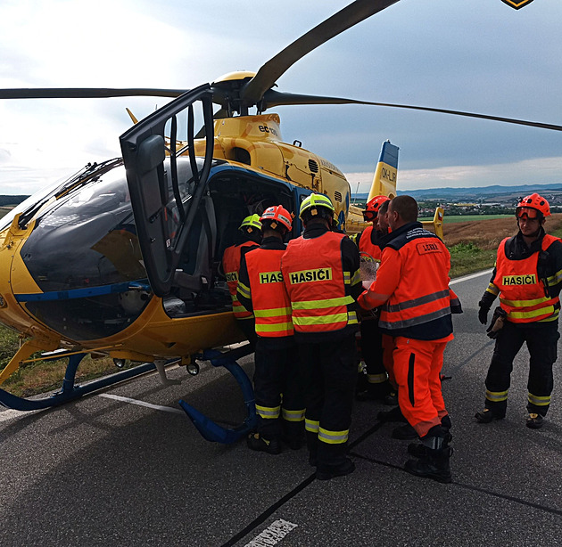 Srážka dvou aut s náklaďákem uzavřela hlavní tah na Slovensko, vzlétl i vrtulník