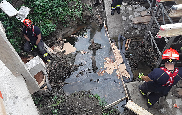 Do potoka v Hustopečích unikly stovky litrů nafty, experti zbystřili kvůli rybníku
