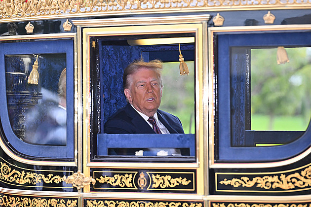 Trump zahájil návštěvu Británie. Svezli ho v kočáře, půjde k hrobu Alžběty II.