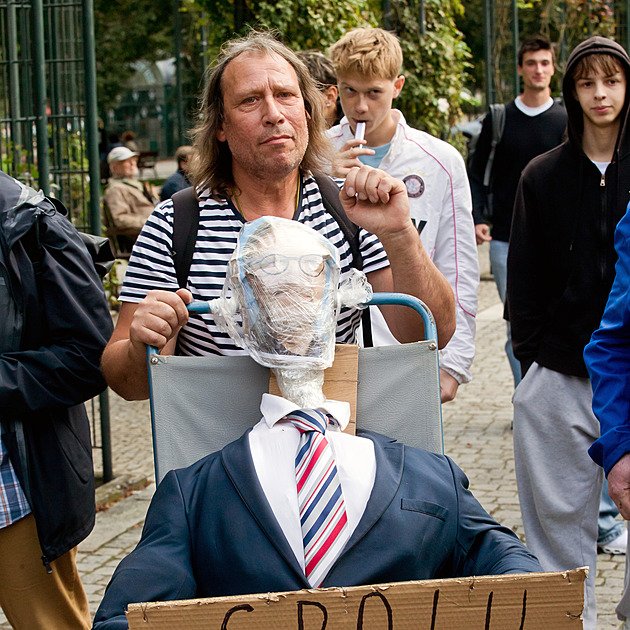 Táhni do Kyjeva, řvali v Plzni na Fialu. Okamura nabízel pivo za 15 korun