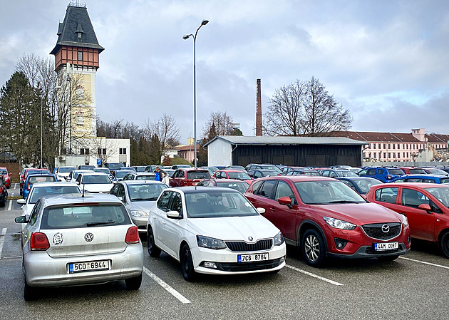 V Česku už je skoro sedm milionů aut. Jsou druhá nejstarší v Evropě