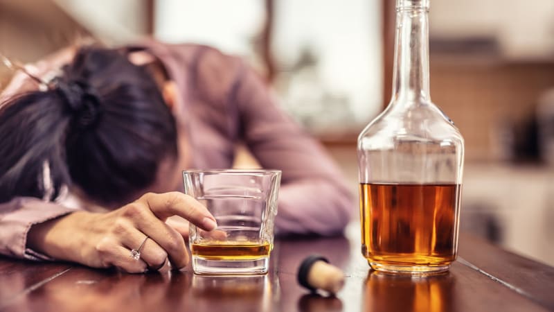 Miminko nechala matka z Anglie na gauči a šla pít vodku. Ráno našla holčičku mrtvou