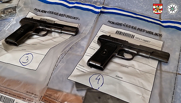 Rakety, TNT, samopaly. Policisté v Břeclavi našli u „sběratele“ hotový arzenál