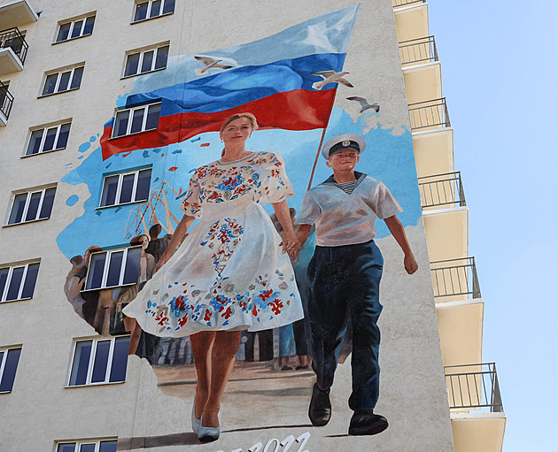 Vymazat vše ukrajinské. Rusko „zdobí“ zničený Mariupol svými muraly