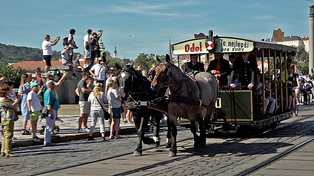 Koněspřežka v čele. Praha slaví 150 let MHD, metropolí projel průvod tramvají