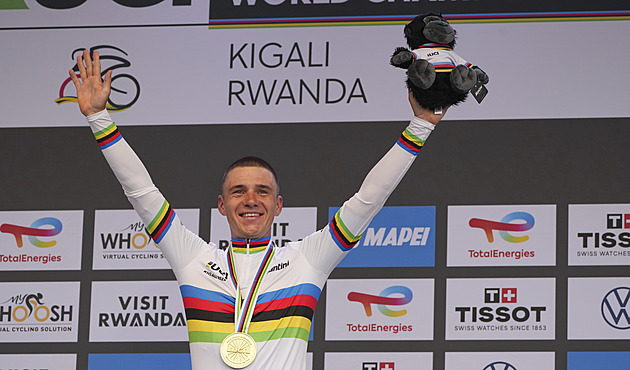 Pogačar neměl šanci. Evenepoel se v Africe stal znovu mistrem, rivala dokonce předjel