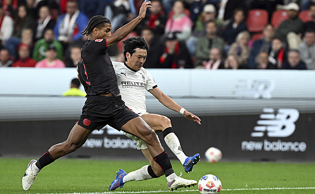 Rozcvičující hráč Leverkusenu zasáhl míč ve vápně. Rozhodčí kuriózní situaci neřešil