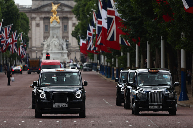 Britské úřady platí migrantům taxíky, ti za jízdy utrácejí až stovky liber