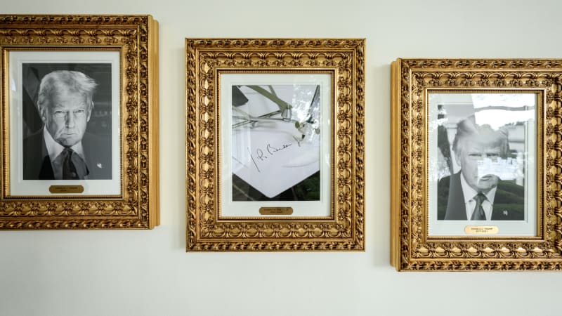 Trump v Bílém domě zesměšnil Bidena. Místo exprezidenta vystavil „automat na podpisy“