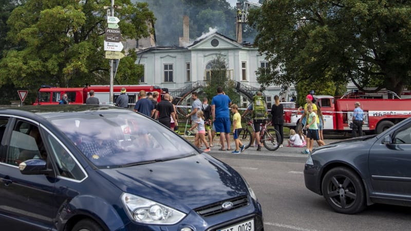 Požár zámku v Horním Maršově. Hasiči neměli plány, život jim zachránilo nečekané zdržení
