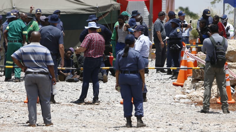 Záchranáři vyprošťují ze zříceného dolu v Nigérii první mrtvé. Desítky horníků se pohřešují