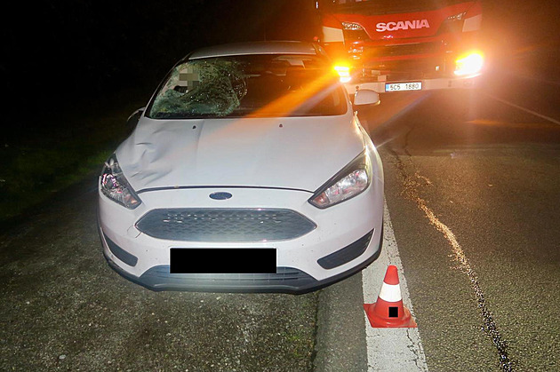 Chodce za tmy srazilo auto, policie shání svědky tragédie i záznamy z kamer