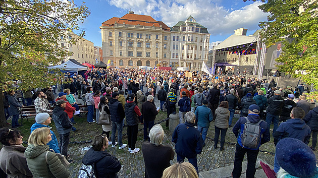 ŽIVĚ: Babiš podává ruku komunistům, prohlásila na happeningu proti komunismu Němcová