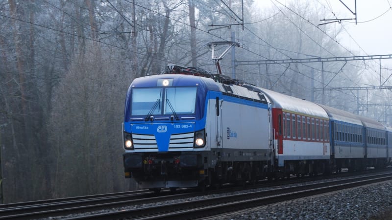 Smrt na kolejích u Horních Počernic. Vlak srazil člověka, rychlíky jezdily odklonem