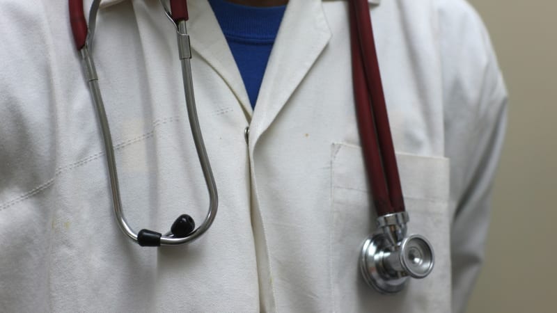 Bývalý lékař měl sériově znásilnit osm žen. Do pití jim házel „predátorskou“ drogu