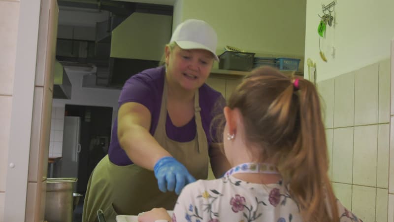 Každé šesté dítě je ve škole bez oběda. Rodičů žádajících o podporu je stále víc