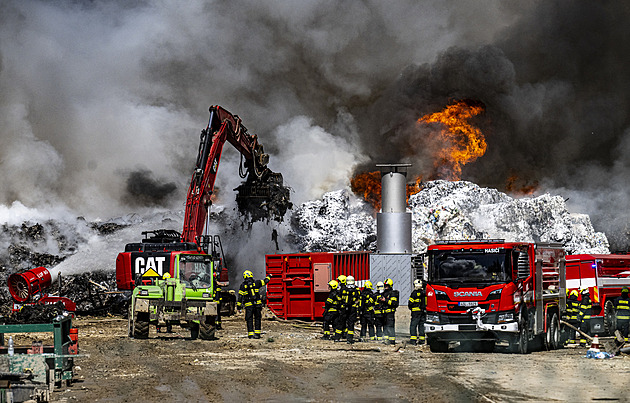 Policie odložila případ obřího požáru plastů na Rakovnicku, příčinou je samovznícení