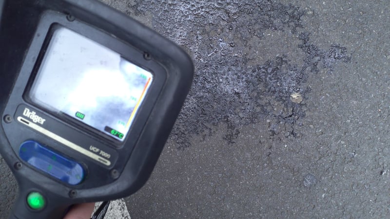 Hasiči v Praze zasahují u záhadné skvrny. Má až 80 stupňů Celsia, její původ je nejasný